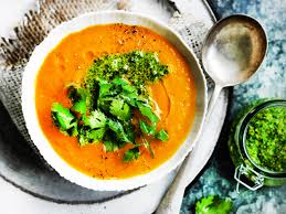 Suppe mit Gemüse, Käse und Hühnchen: perfekt zum Mittag- und Abendessen