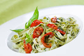 Spaghetti mit grünem Pesto